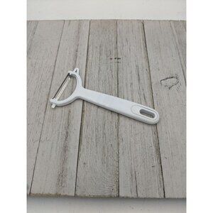 Stainless Steel Floating Blade Vegetable Potato Peeler White Handle 6"